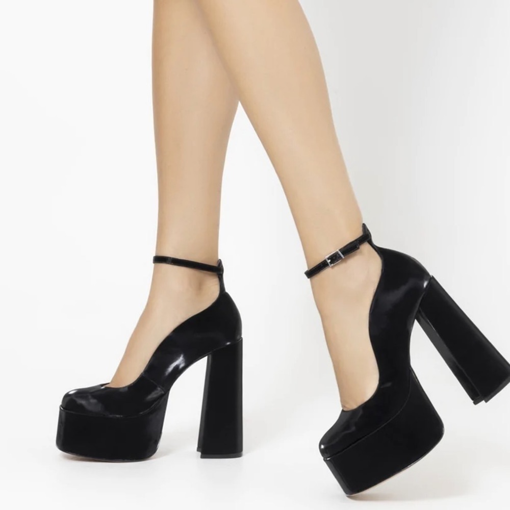 Schutz Darlene Pump - black - New with Box